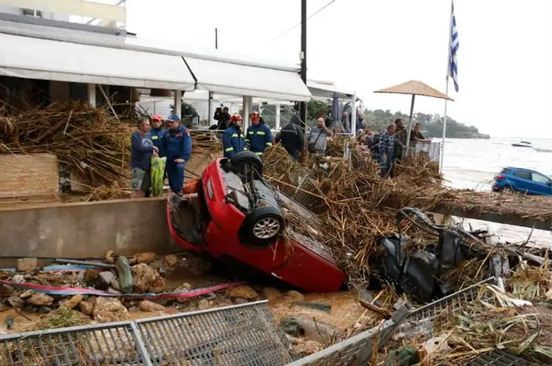 Наводнение на Крите: десятки машин смыло в море, имеются погибшие и пропавшие без вести