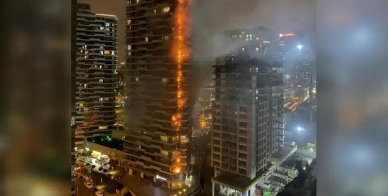 Истанбулда осмонўпар бино ёниб кетди