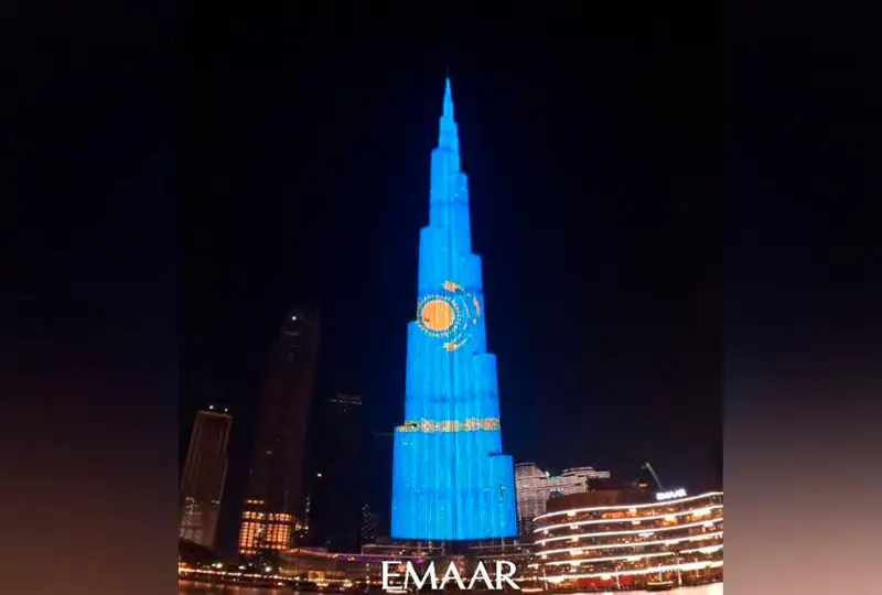 الەمدەگى ەڭ بيىك عيمارات سىرتىندا قازاقستان تۋىنىڭ گالوگرامماسى جاعىلدى