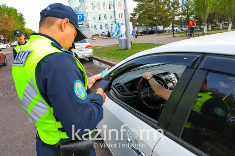 Nur-Sultanda qajet kezde kóliktiń nómirin jasyratyn qurylǵy ornatyp alǵan júrgizýshi ustaldy
