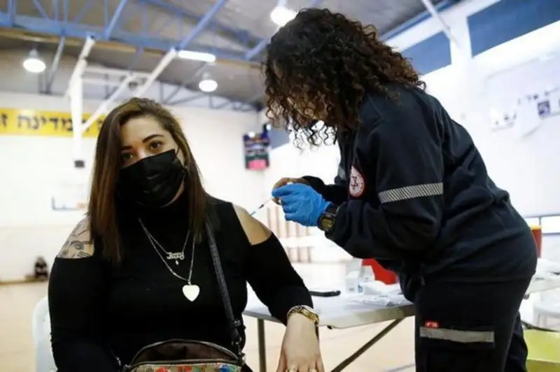 Коронавирус: аксарият исроилликлар вакцина билан эмланди ва мамлакатда чекловлар бекор қилинди