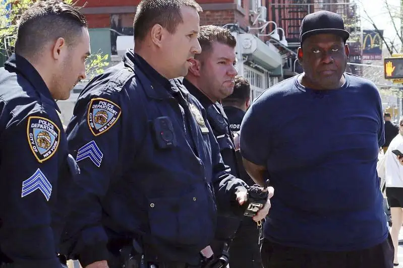 Нью-Йорк метросида отишма содир этган шахс қўлга олинди