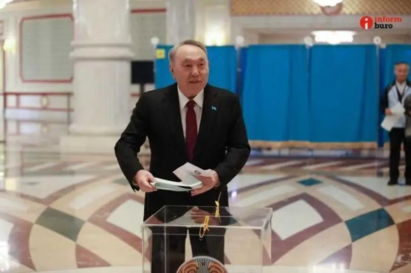 Нурсултон Назарбоев сайловда овоз берди