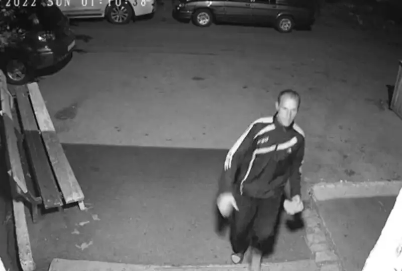 Pavlodarda qyzdyń izinen ańdyp júrip kirpishpen urǵan jigit qamaýǵa alyndy