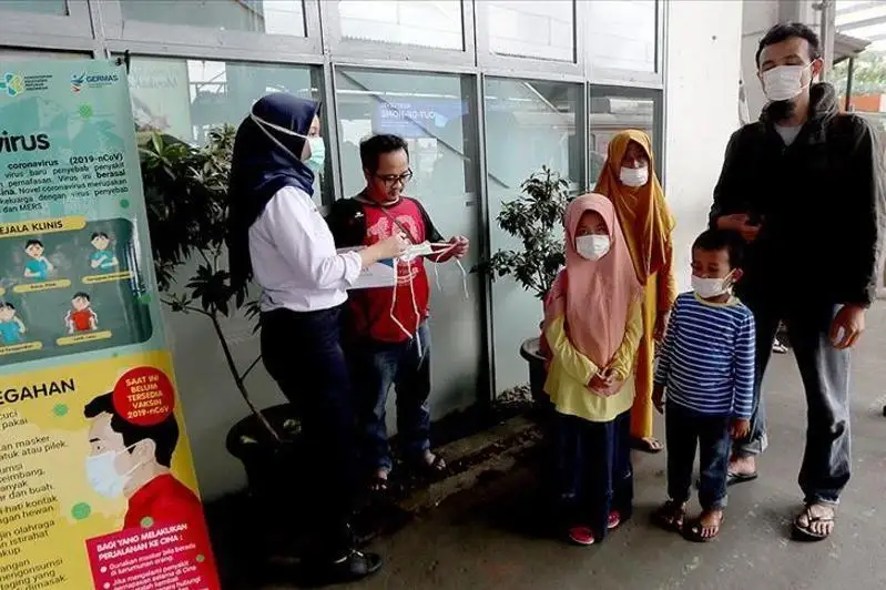 Коронавирус: Индонезия чеклов чораларини 16 августгача узайтирди