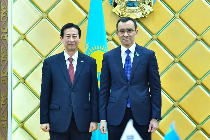 Senat Spıkeri Ońtústik Koreıa elshisimen kezdesti