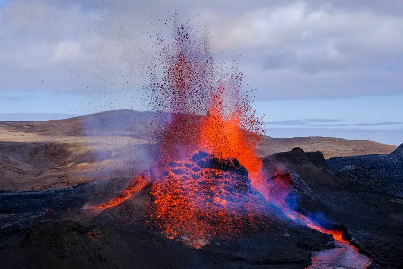 国际最新研究揭示冰岛法格拉达尔火山喷发地震活动和岩浆运动