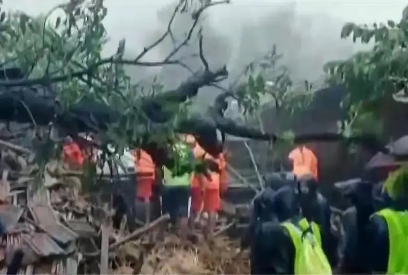 Ҳиндистонда кўчки оқибатида 16 киши ҳалок бўлди, 100 дан ортиқ киши вайроналар остида қолди