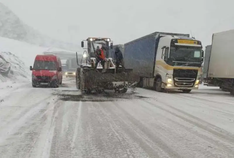 Qyrǵyzstanda qar jaýyp, kólik qozǵalysy qıyndady