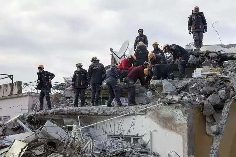 Туркияга 36 давлат 4 мингдан ортиқ қутқарувчи юборди