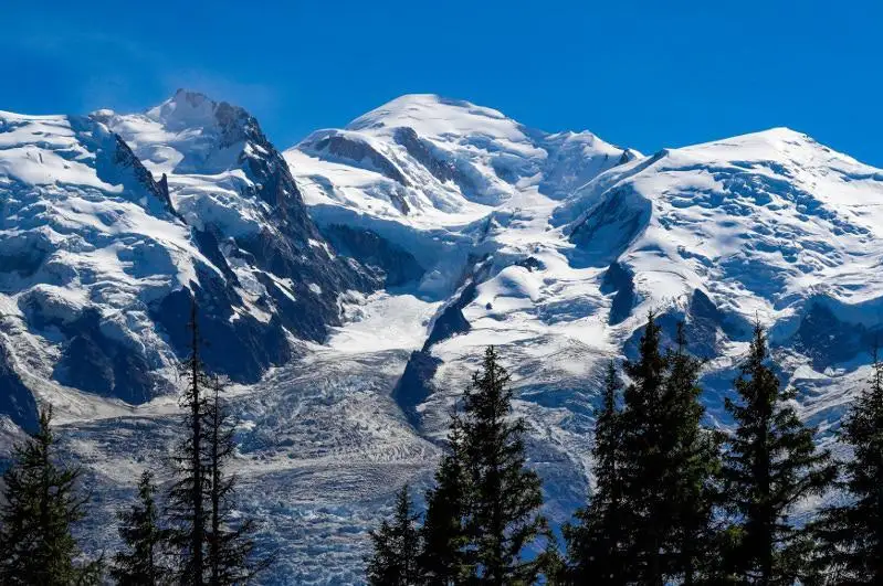 Монбландаги хазина: Альпинист топилган тошларнинг ярмини олади