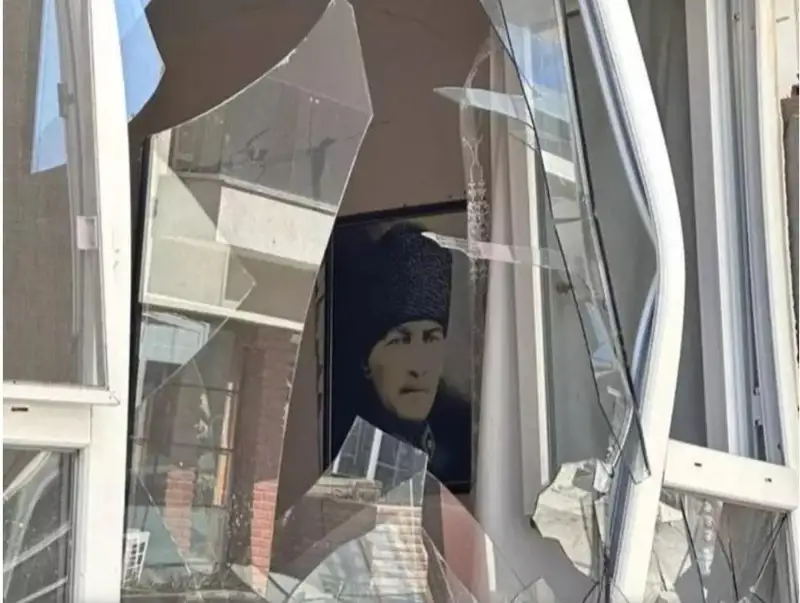 تۇركيادا جەر سىلكىنىسى كەزىندە اتاتۇرىكتىڭ سۋرەتتەرى قيراماعانى راس پا؟