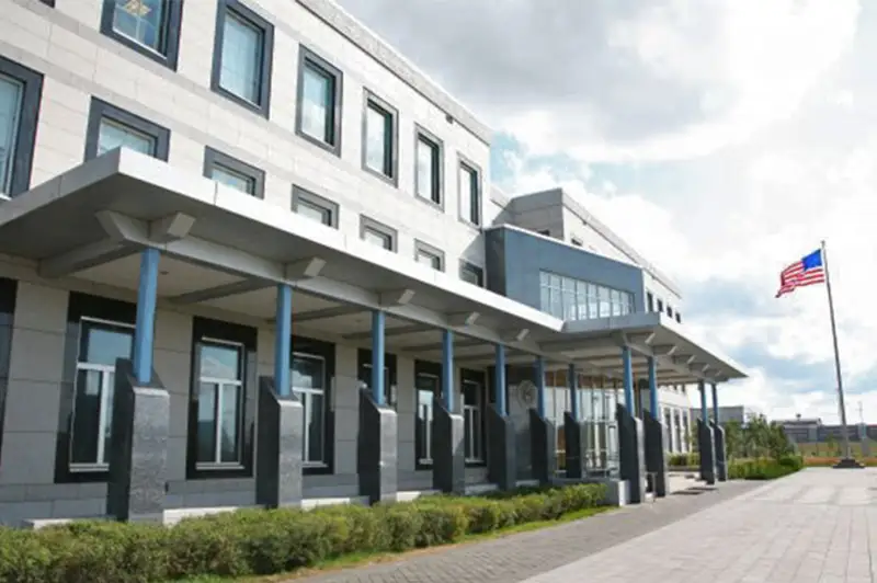 АҚШ элчихонаси ходимлари Абай шеърларини ўқиб беришди