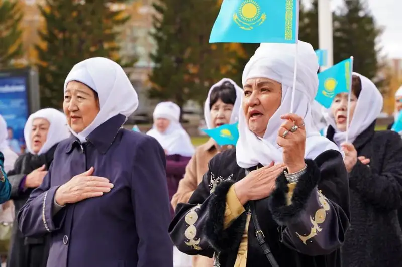 استانا ارداگەرلەرى «بايتەرەك» الاڭىنا جينالىپ، ءانۇران ورىندادى