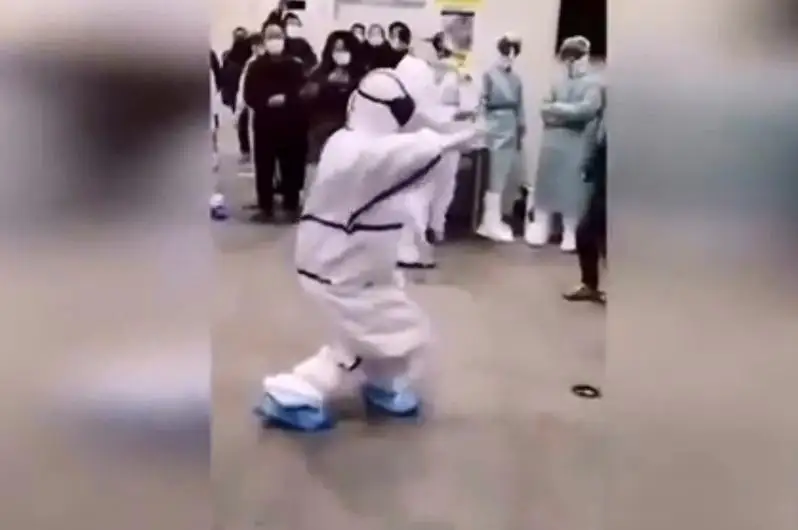 中国医生谈哈萨克舞蹈《黑走马》对鼓舞患者精神起到的作用