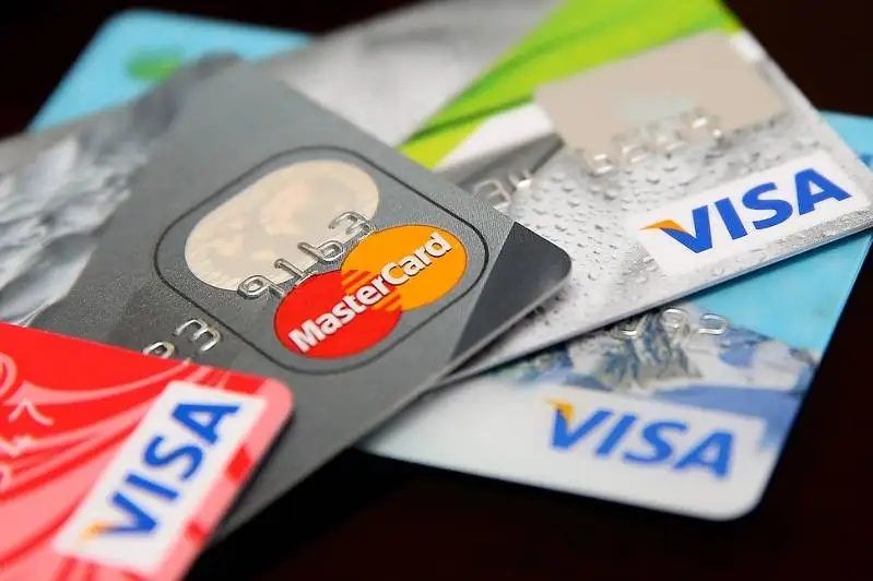 Reseıde búginnen bastap Visa jáne Mastercard tólem kartalary jumysyn toqtatty