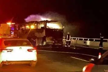 جولاۋشىلار اۆتوبۋسى ورتەنىپ، ونداعان ادام قازا تاپتى