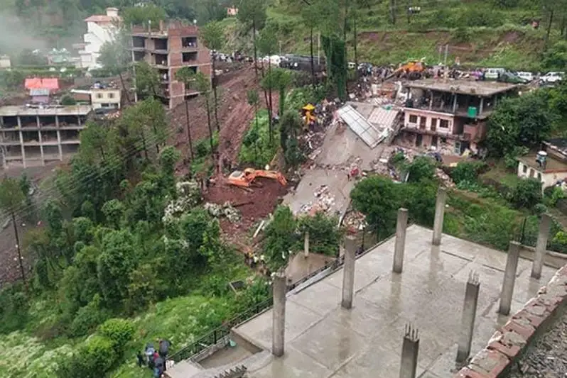 印度新德里北部城镇一楼房倒塌 造成至少8人死亡
