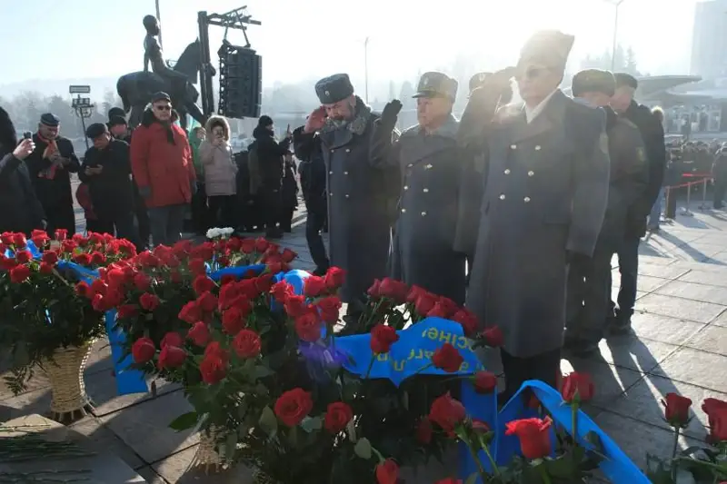 Цветы к монументу Независимости возложили в Алматы