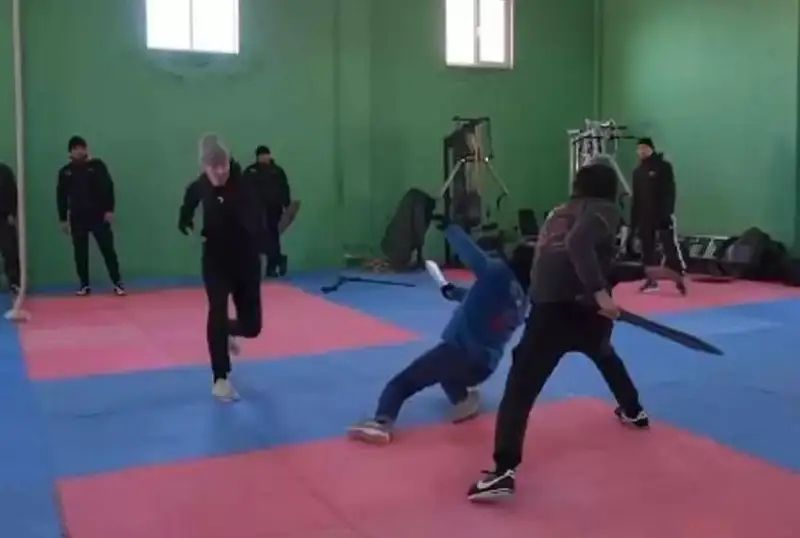 Netflixнинг Амир Темур ҳақидаги фильмида қозоқ каскадёрлари трюкларни амалга оширади