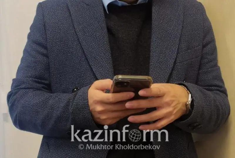 Polıtseımin dep telefonmen qorqytqan - Qaraǵandylyq alaıaqtar 40 mln teńgeni jymqyrdy