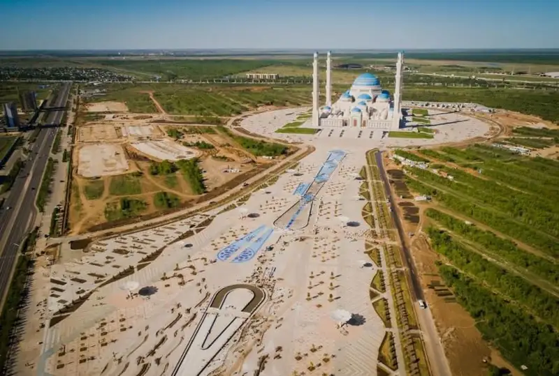 Нур-Султандаги янги масжиднинг ҳовлиси катта истироҳат боғига айланади