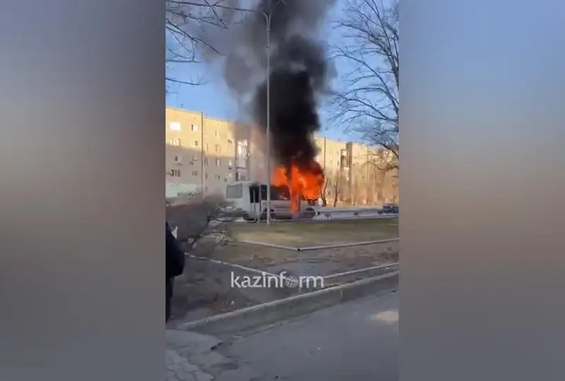 سەمەيدە كوشە ورتاسىندا اۆتوبۋس تولىقتاي جانىپ كەتتى