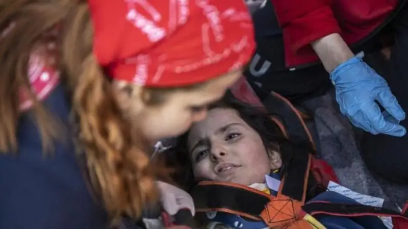 تۇركيادا 228 ساعاتتان كەيىن 2 بالا مەن اناسى قۇتقارىلدى
