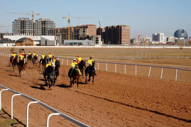 رەسپۋبليكا كۇنى: ەلوردادا الامان بايگە ءوتتى - فوتو