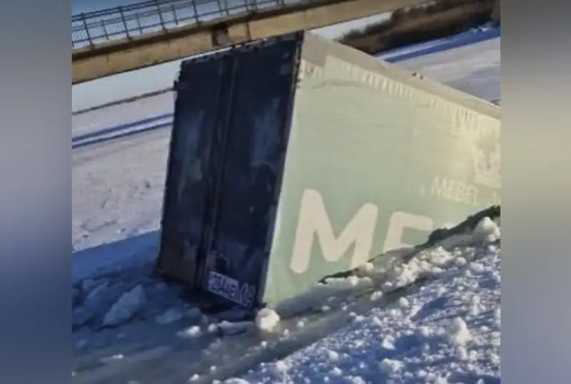 Две машины ушли под лед в Карагандинской области