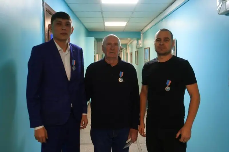 Ўскеменда ёнаётган уйдан 3 кишини қутқариб қолган киши тақдирланди