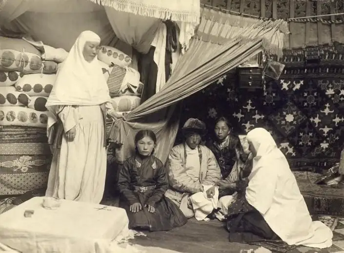 كيمەشەك ارمان بولعان. قازاق ايەلدەرى قانداي باسكيىم كيگەن؟