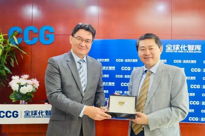 哈萨克斯坦驻华大使会见全球化智库创始人王辉耀