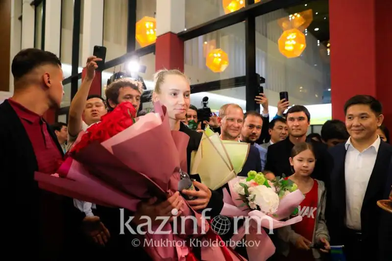 استانالىقتار ۋيمبلدون - 2022 چەمپيونى ەلەنا رىباكينانى قارسى الدى - فوتو