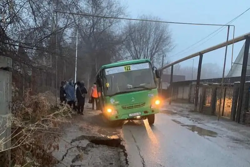 Автобус провалился под асфальт в Алматы