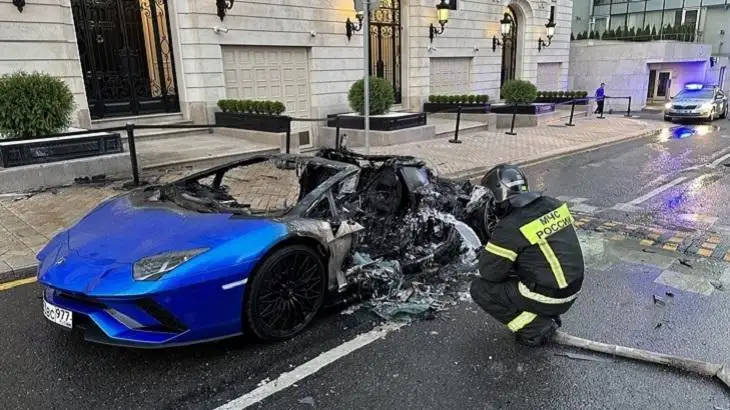 Москва марказида Lamborghini ёниб кетди