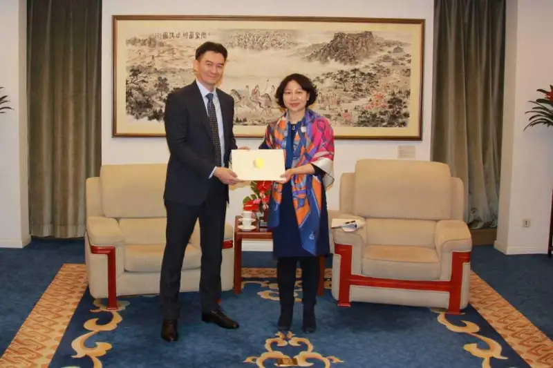 哈萨克斯坦驻华大使递交国书副本