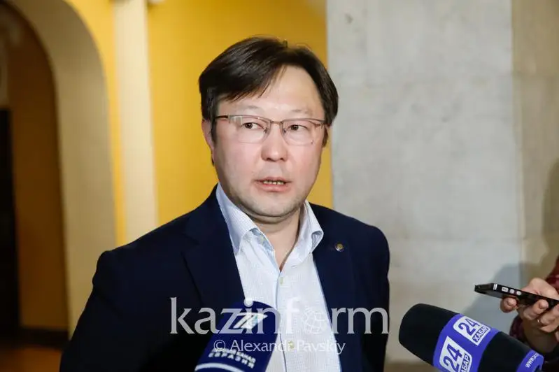 باسپا ءىسى جانە كىتاپ ساۋداسى تۋرالى زاڭ قابىلداۋ كەرەك -  اقبەرەن ەلگەزەك