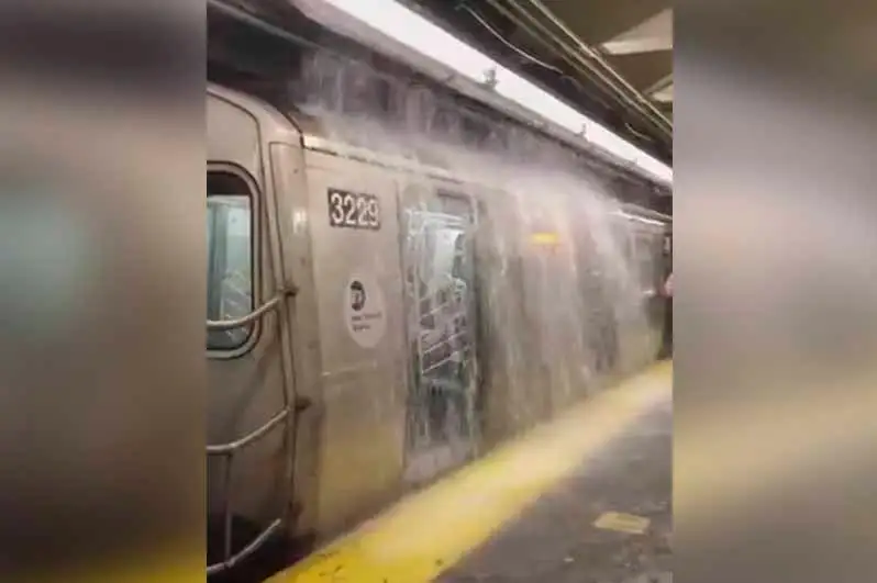 Нью -Йоркдаги метро бекатини сув босди