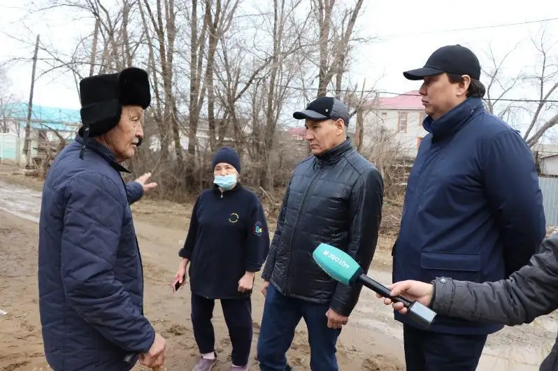 ҚР Мажилиси депутатлари тошқиндан жабрланганларга инсонпарварлик ёрдами кўрсатди