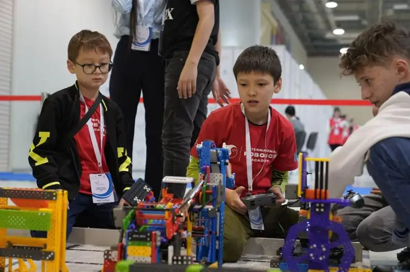 Qazaqstandyq oqýshylar Bakýde ótken SAF-2022 robototehnıka festıvalinde 7 kýbokty jeńip aldy