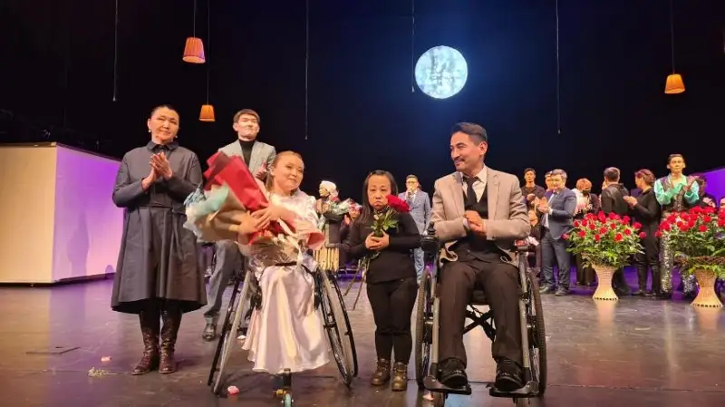 كورەرمەندەردى جىلاتقان «قىزجىلاعان» قويىلىمى: ماڭگىلىك بالا بەينەدەگى ەڭلىك جۇرتپەن جۇزدەستى