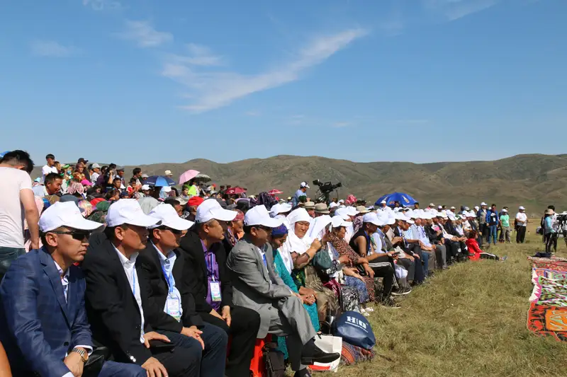 中国塔城哈萨克人举办阿依特斯弹唱大会