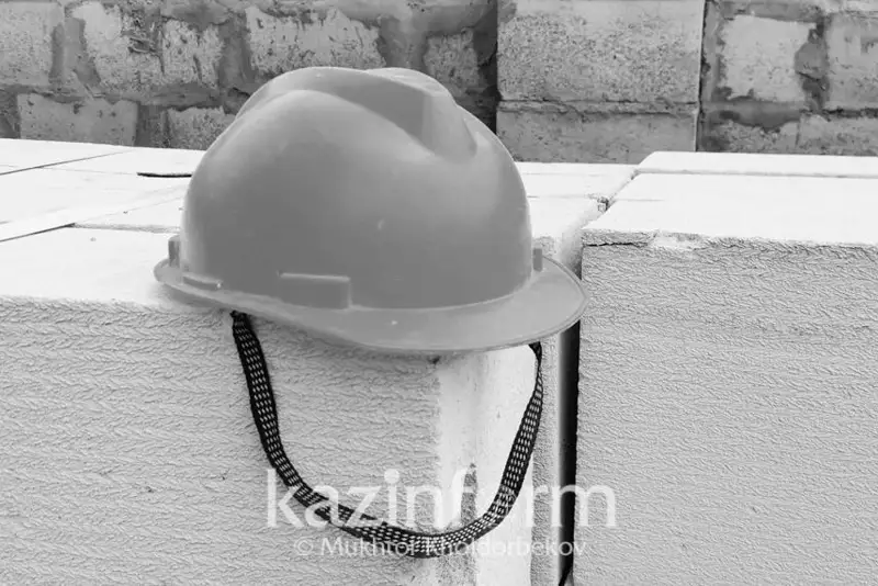Двое рабочих упали с высоты 14 этажа в Астане: один скончался
