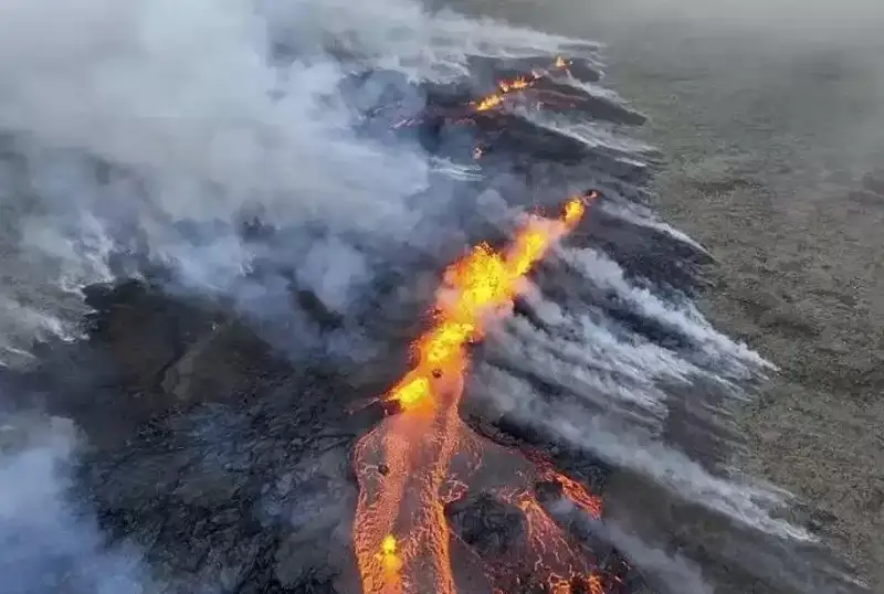 Исландияда отилаётган вулқонга борадиган барча йўллар ёпилди
