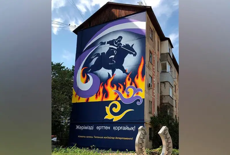 Алматида ўт ўчирувчи тасвирланган деворий сурат пайдо бўлди