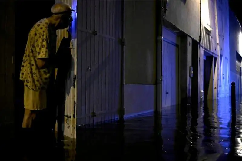 Франциянинг Ажен шаҳрида сув босган кўчалардан аҳоли эвакуация қилинмоқда