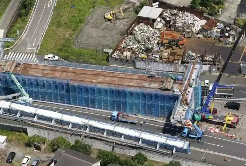 日本静冈市一处在建高架桥钢架倒塌致2死6伤
