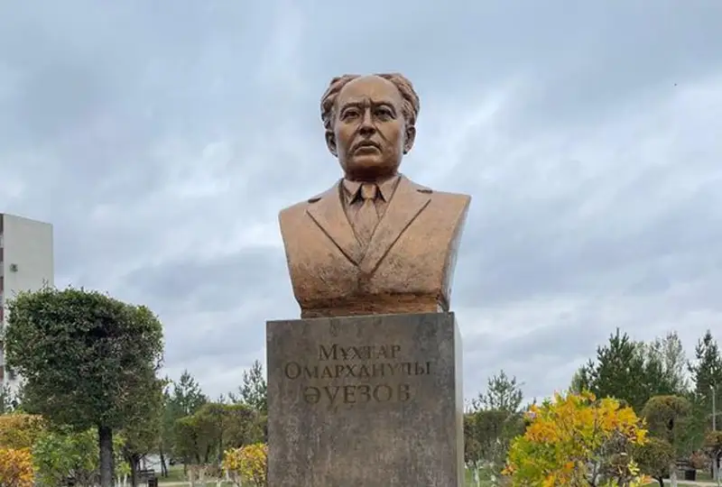 Бюст Мухтара Ауэзова установили в Караганде