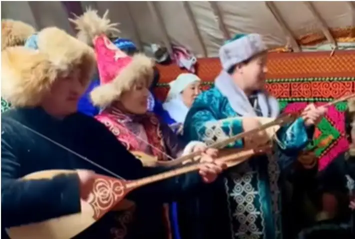 موڭعولياداعى ءىرى قىسقى فەستيۆالدا قوبدا قازاقتارى انمەن شاشۋ شاشتى - شەتەلدەگى قازاق باسپا ءسوزى